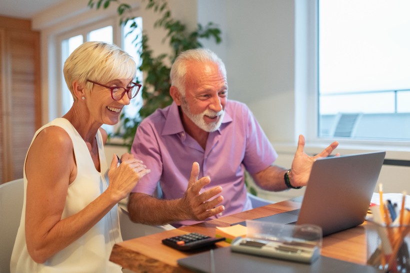 senior couple video browsing the web to find a senior living community